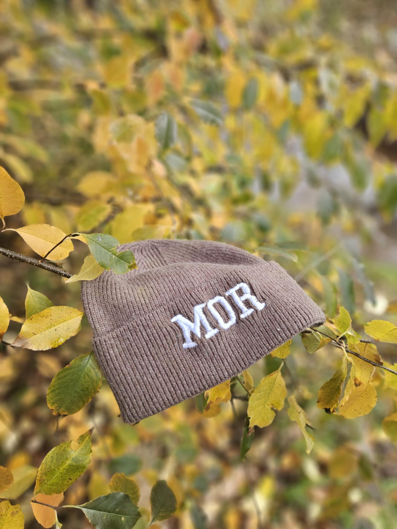 Hue med brodering – personlig og stilfuld